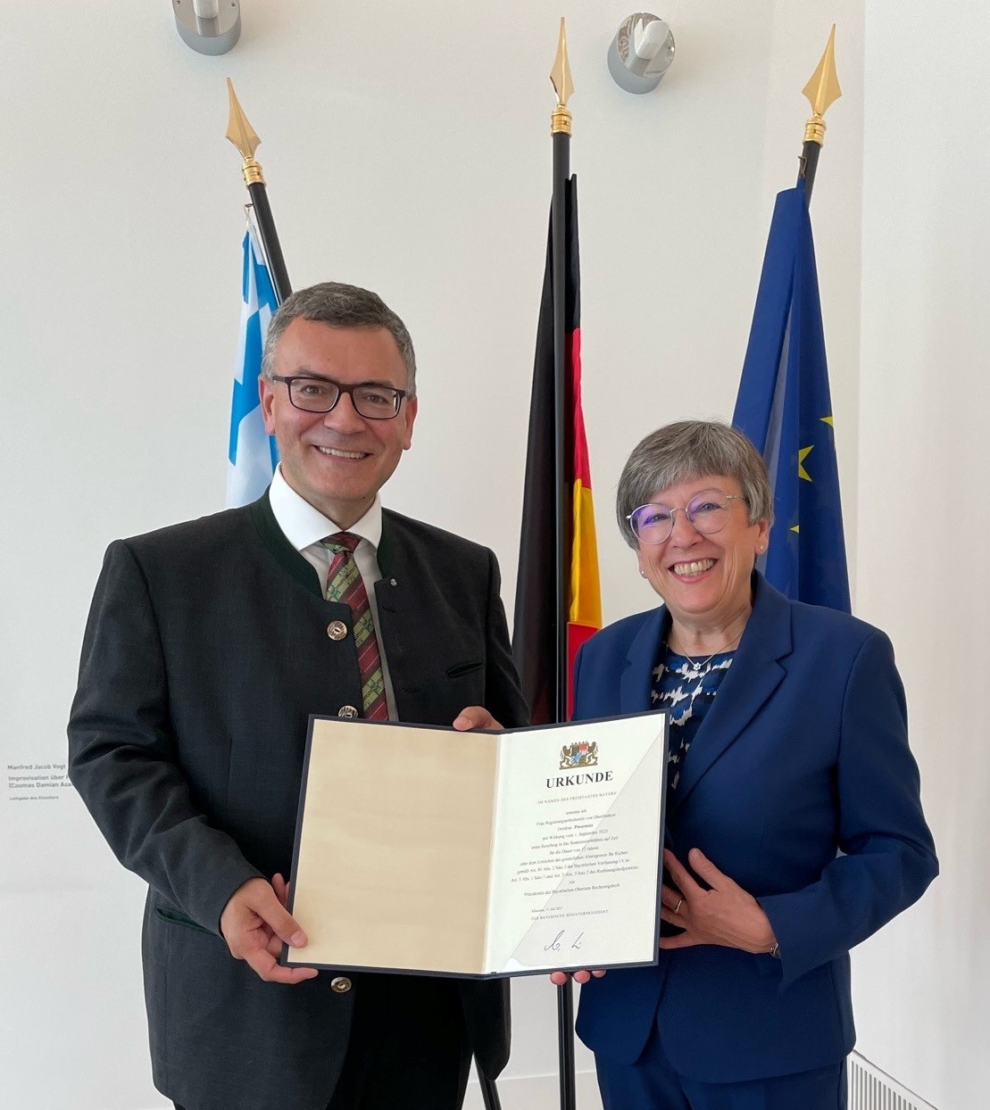 Präsidentin Piwernetz Urkundenüberreichung durch StM Dr. Herrmann Präsidentin Piwernetz Urkundenüberreichung durch StM Dr. Herrmann