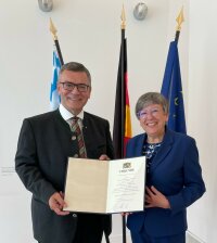 Präsidentin Piwernetz Urkundenüberreichung durch StM Dr. Herrmann Präsidentin Piwernetz Urkundenüberreichung durch StM Dr. Herrmann