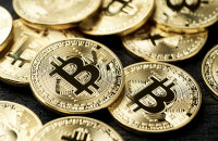 Bitcoins vor schwarzem Hintergrund