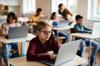 Schüler lernen am Laptop