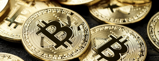 Bitcoins vor schwarzem Hintergrund Bitcoins vor schwarzem Hintergrund