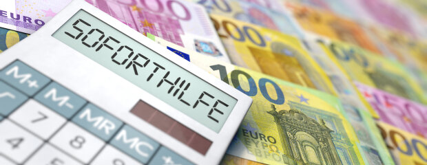 Taschenrechner mit "SOFORTHILFE" im Display vor Euroscheinen Taschenrechner mit "SOFORTHILFE" im Display vor Euroscheinen
