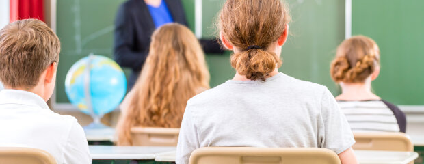 Lehrer vor Schulklasse Lehrer vor Schulklasse