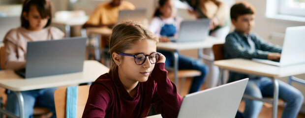 Schüler lernen am Laptop